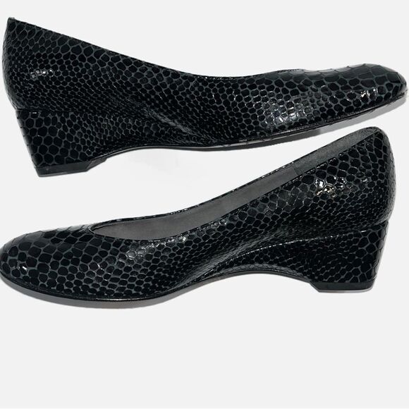 Stuart Weitzman / Snake Embossed Patent Leather Pumps - Picture 2 of 8